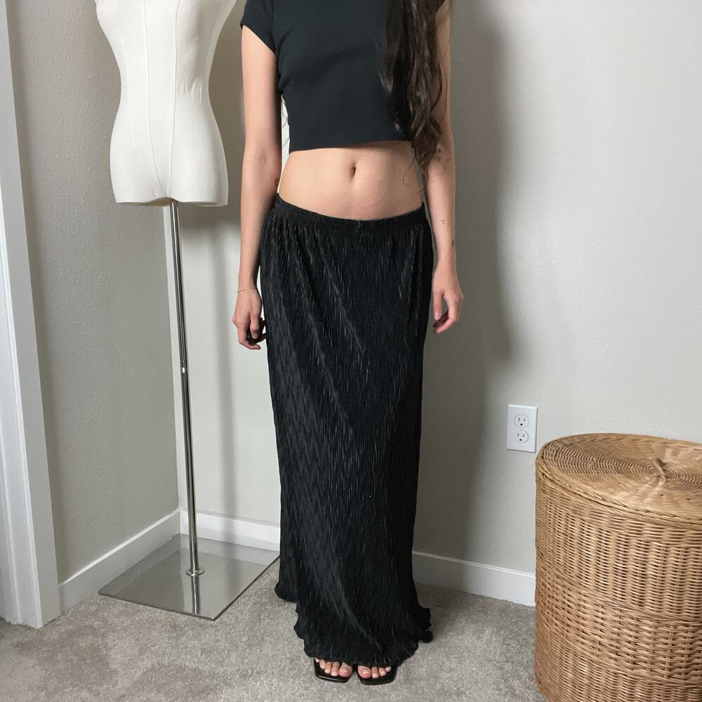 vintage black pleated low rise minimalist pull on flowy maxi skirt